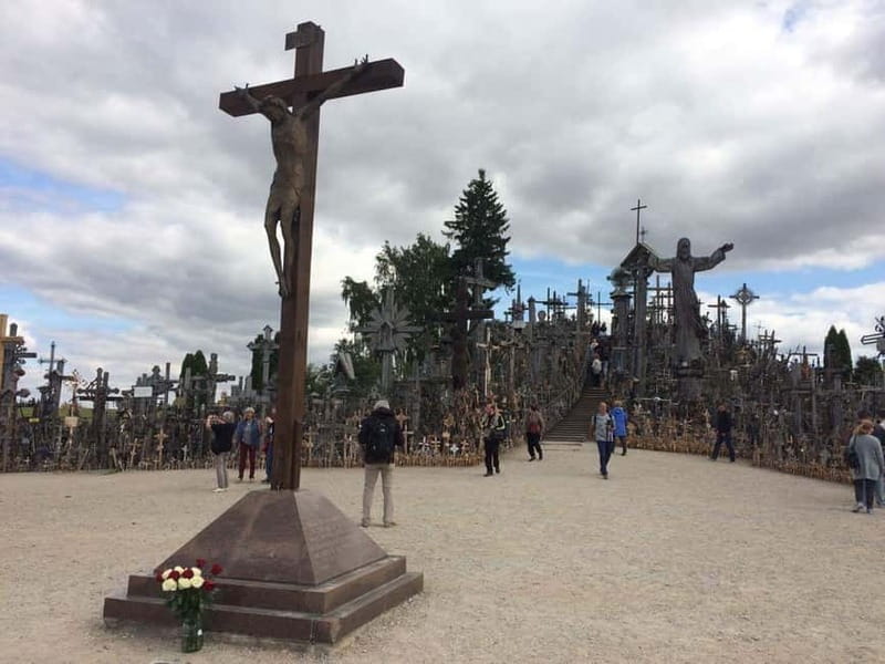 From Riga: Vilnius One-Way Tour with Sightseeing Stops - Arriving in Vilnius: finishing at Katedros aikštė and using the guidebook