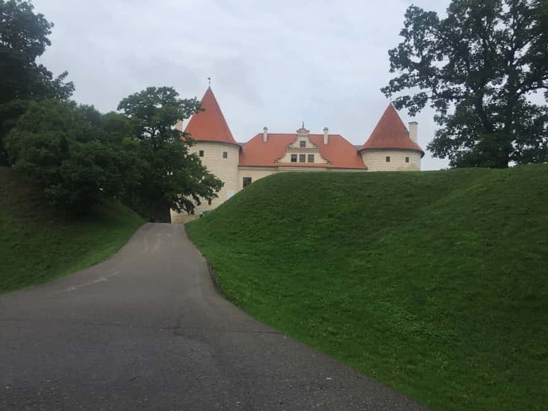 From Riga: Vilnius One-Way Tour with Sightseeing Stops - Meeting point, timing, and how the day flows (9 hours total)