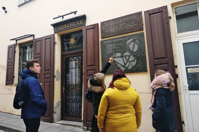 Private Jewish Vilnius Tour - Olandų gatvė and the Uzupis (Zarech) graveyard monument