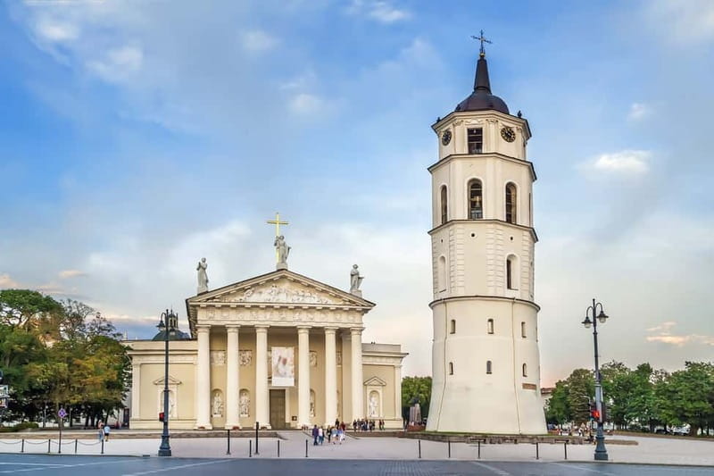 The Majestic and Royal Vilnius Private Walking Tour - Practical expectations: meeting point and language choices