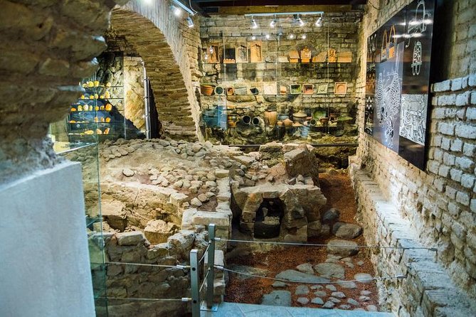 Vilnius Catacombs Private Tour - Seeing Katedra’s catacombs with video projections and a 3D hologram