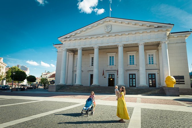Vilnius Private Photoshoot Tour - Uri Foto Style: Relaxed Direction That Keeps Posing Natural