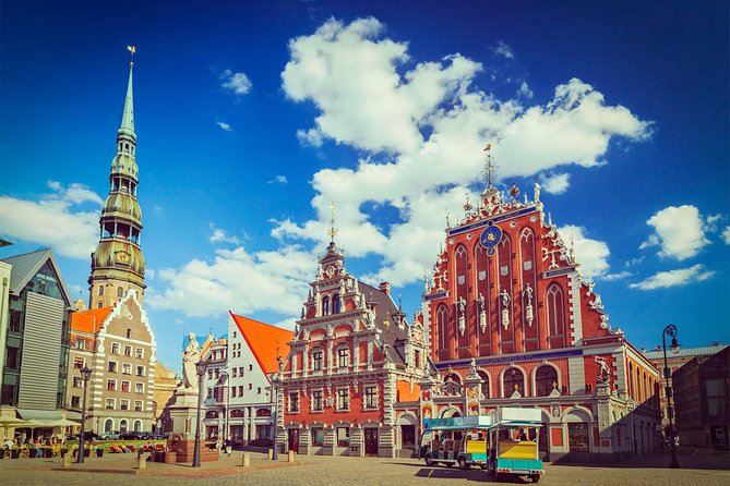 Vilnius-Riga Sightseeing Tour Bus - Guides and group size: how the day stays friendly