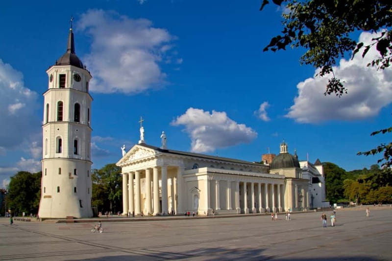 Vilnius: Sightseeing Audio Tour - Gates of Dawn: The Last Surviving City Gate Moment