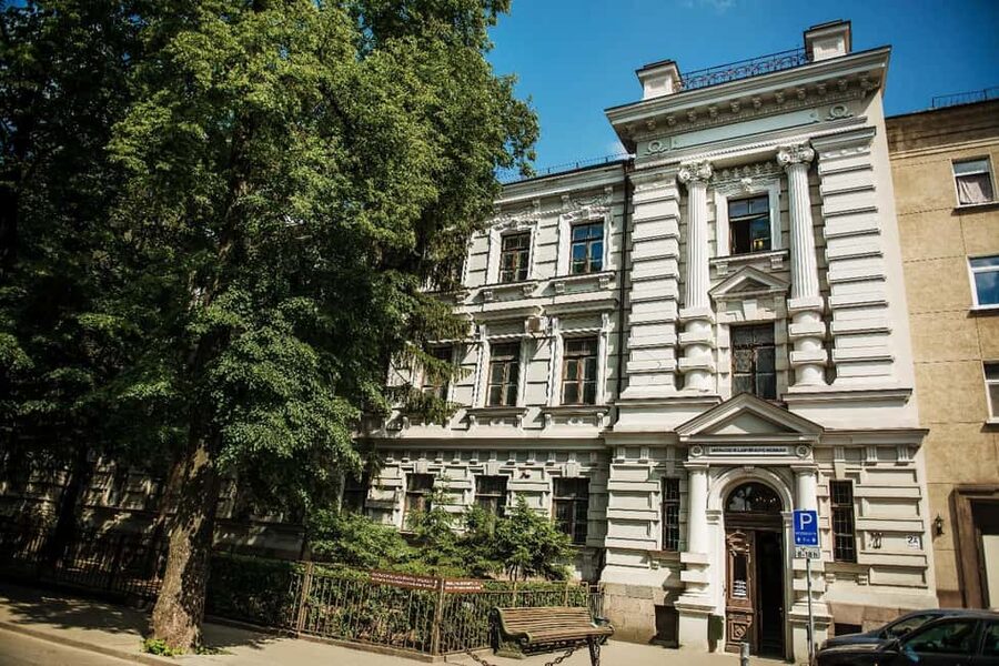 Vilnius: The Way of Freedom: Behind the Walls of the KGB - Seimas Area: Where Independence Became a Daily, Visible Stand